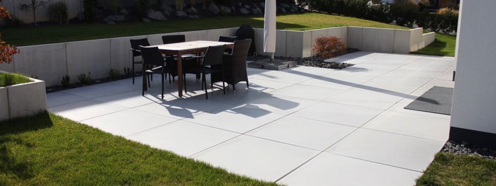 Moderne Terrasse mit XXL Sichtbeton - Pflasterplatten